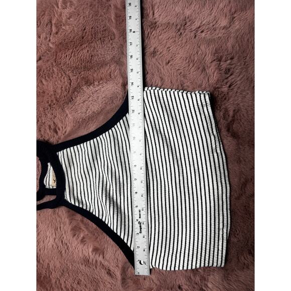 Hollister Women’s Medium Cropped Tank Top Black/White Striped Halter Knit 2000s - Picture 3 of 5